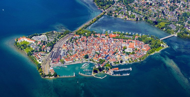 AdobeStock_426818935 Lindau (Bodensee) Etagenwohnung *** V E R K A U F T *** 2,5 Zimmer-Wohnung auf der Insel Lindau mit Terrassenbalkon!