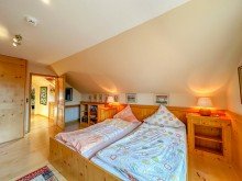Schlafzimmer mit Balkon Gepflegte 3-Zimmerwohnung mit Bergpanorama 
 in zentraler Lage von
  Oberstaufen im Allg�u