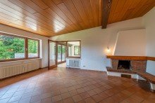 Wohnbereich mit Kamin Traumhafte Immobilie im Landhausstil in bester Lage am Rande eines Waldgebietes