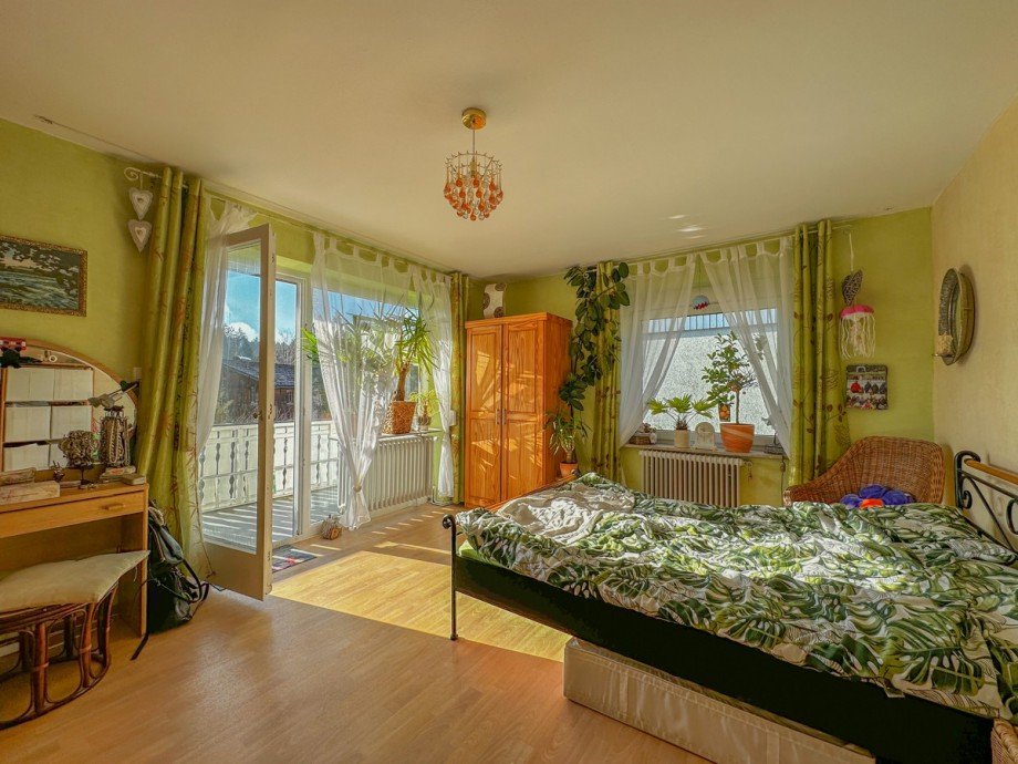 Schlafzimmer mit Balkon Einfamilienhaus Lindenberg im Allg�u