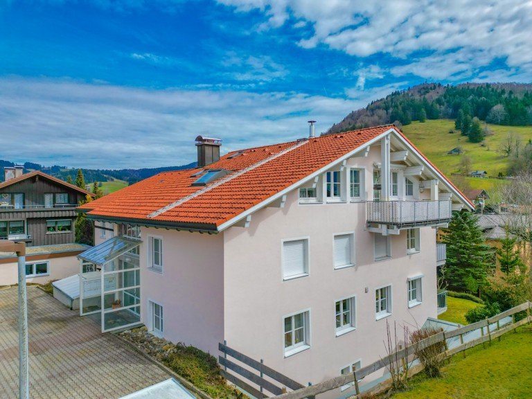 Wohnhaus Oberstaufen Dachgeschosswohnung SONNIGE 2 Zim. Dachgeschosswohnung Oberstaufen im Allg�u S�D - West Balkon mit Bergblick.