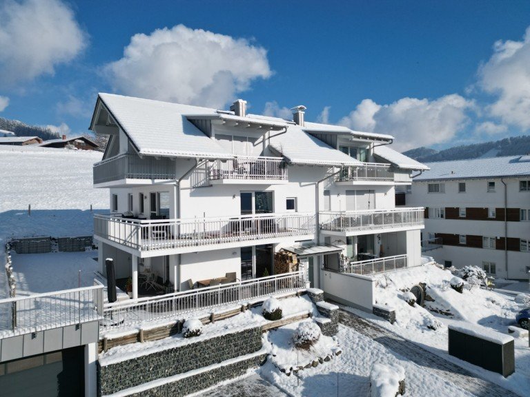 Hausansicht Oberstaufen / Kalzhofen Dachgeschosswohnung Das Allg�u von seiner sch�nsten Seite3 Zimmer DG S�D-West Lage mit Kamin in Oberstaufen-Kalzhofen