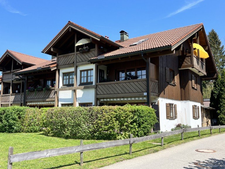 Westansicht Oberstaufen Dachgeschosswohnung Gem�tliche 2 Zimmer Dachgeschosswohnung im Landhausstil mit TG Stellplatz
