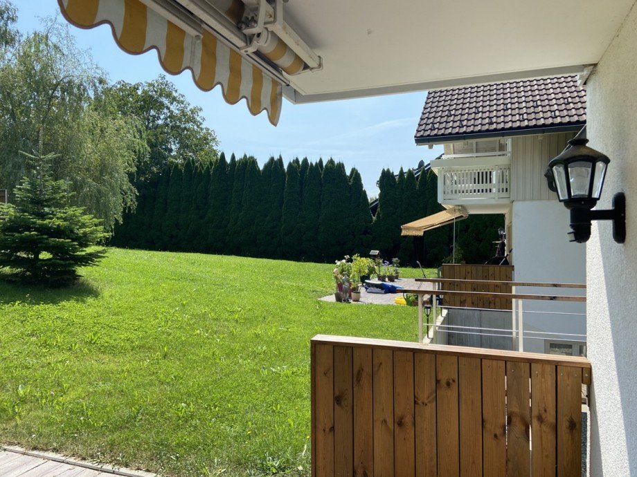 Blick seitlich von WO 2 zu WO 1 Mehrfamilienhaus Opfenbach