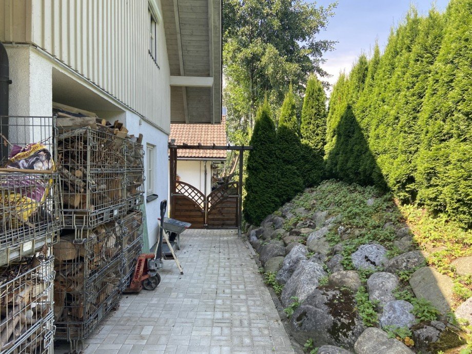 WO 2 Zugang zum Garten seitlich Mehrfamilienhaus Opfenbach