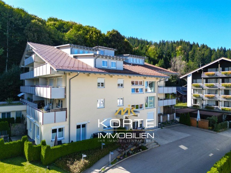Hausansicht Oberstaufen Etagenwohnung Alpiner Wohnluxus - Zentrale 2,5 Zimmer Wohnung mit Balkon und Tiefgarage im Herzen von Oberstaufen