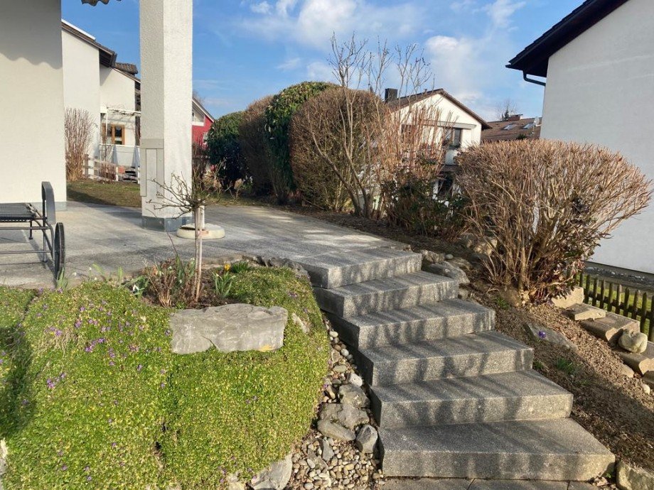 seitlicher Abgang von oberer zur unteren Terrasse au�en Doppelhaush�lfte Wei�ensberg