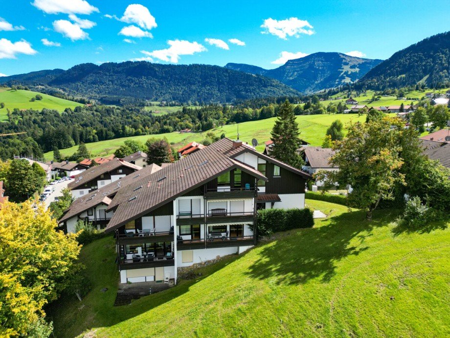 Hausansicht Balkon Etagenwohnung Oberstaufen / Steibis
