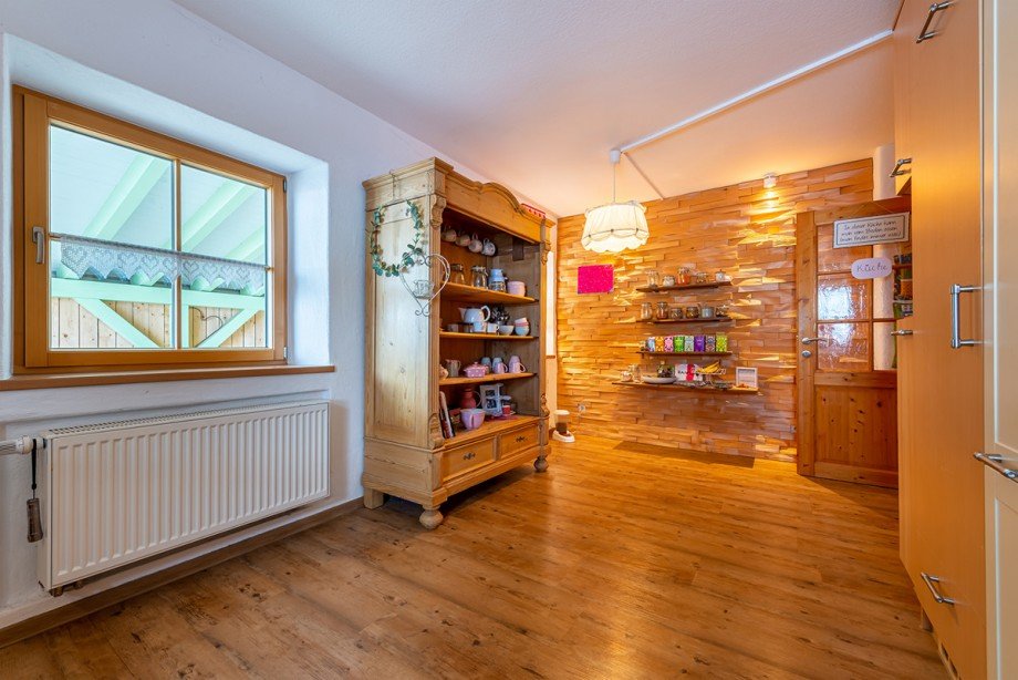 K�che mit Holzspaltwand Einfamilienhaus Oberreute
