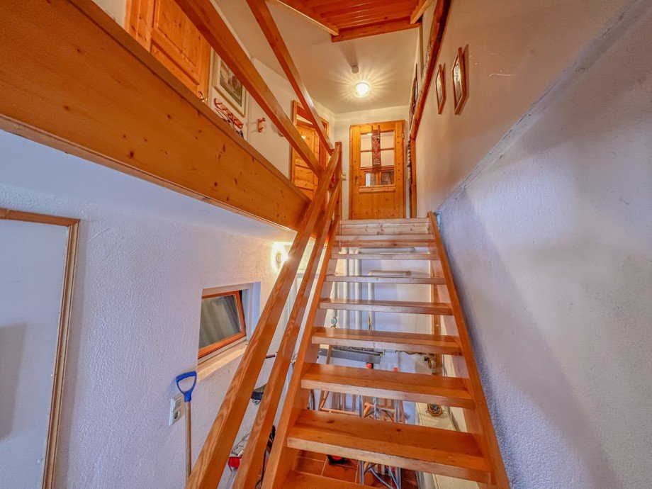 Holztreppe in das 1.OG Bauernhaus Maierh�fen