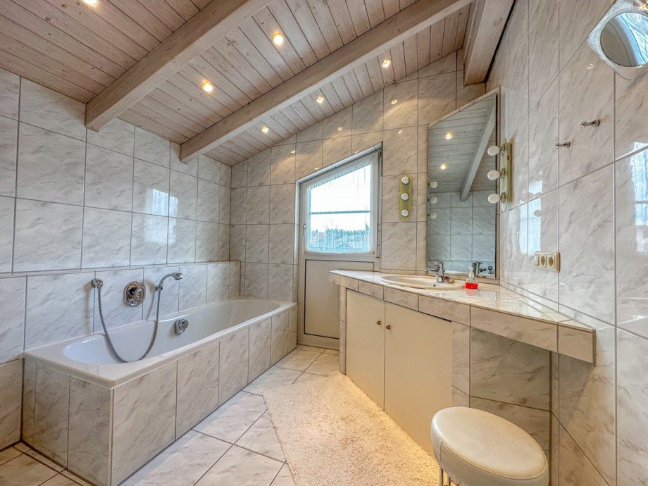 gro�es Bad mit Dusche / Wanne / WC Doppelhaush�lfte Wei�ensberg
