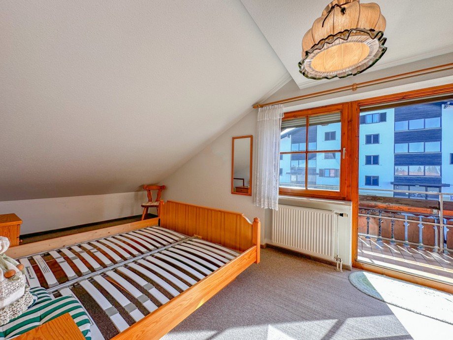 Schlafzimmer mit Balkon Maisonettewohnung Weiler-Simmerberg