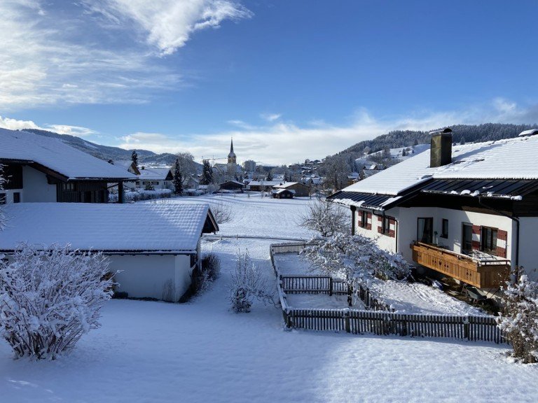 Blick auf den Ort Oberstaufen Etagenwohnung IHR NEUES DOMICIL IN OBERSTAUFEN3 Zimmer PERLEmit Blick auf Oberstaufen in S�dlage!