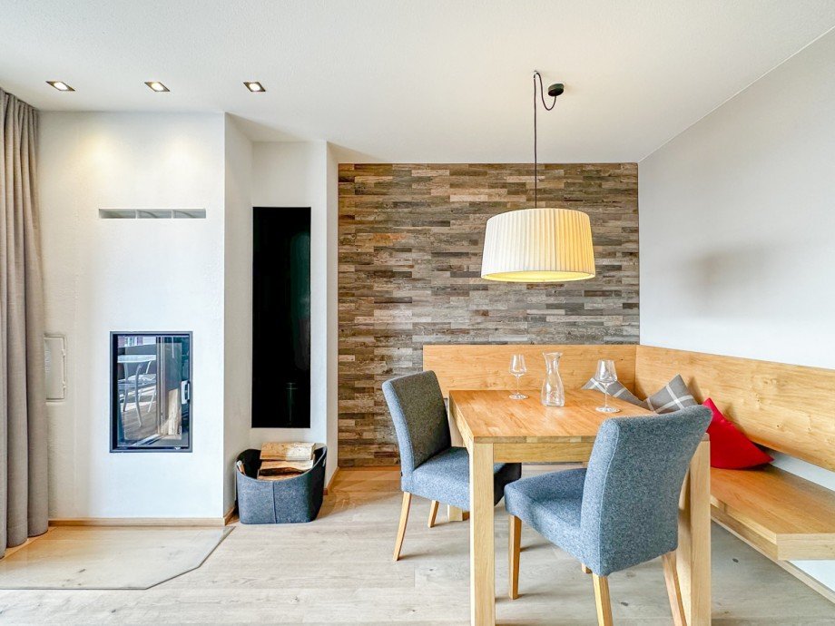 Esstisch mit Kaminecke Etagenwohnung Oberstaufen