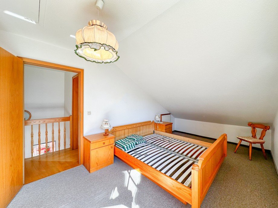 Schlafzimmer mit Balkon Maisonettewohnung Weiler-Simmerberg