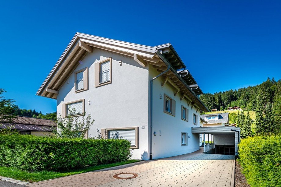 �berdachte TG-Abfahrt beim Nachbarhaus Dachgeschosswohnung Oberstaufen