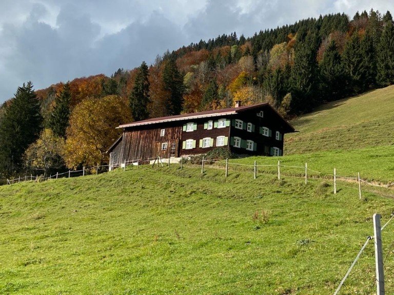  Oberstaufen Bauernhaus R A R I T � T Allg�uer Bauernhaus in Alleinlage mit ca. 5 ha Land in Oberstaufen