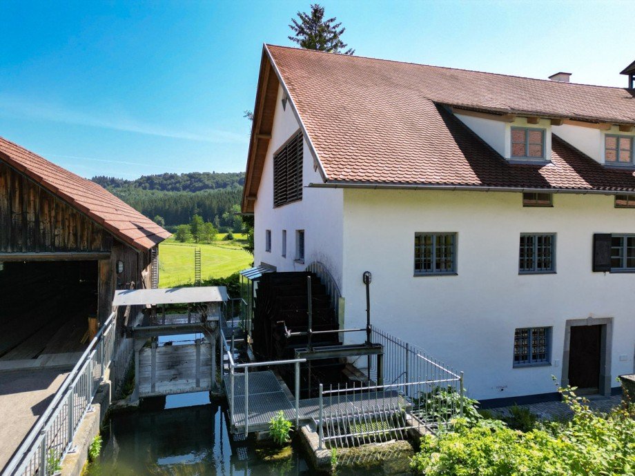 M�hle mit M�hlenrad Bauernhaus Oberg�nzburg