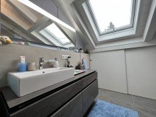  4 Zimmer Dachgeschoss Wohnung 
mit drei Balkonen!
