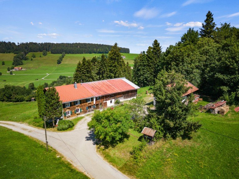  Stiefenhofen Bauernhaus BAUERNHAUS - IM ALLG�U mit 12,5 ha in Alleinlage