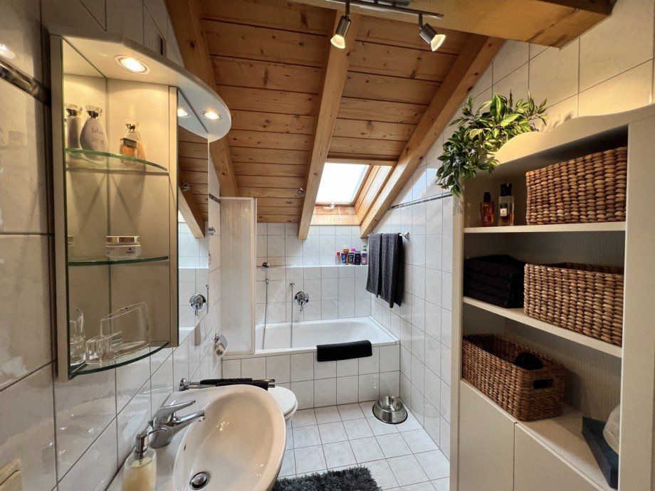 Bad mit Dachfenster Dachgeschosswohnung Oberstaufen