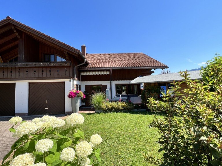  Oberstaufen / Steibis Dachgeschosswohnung Gem�tliche 3 Zimmer Dachgeschoss-Wohnung Bergdorf Steibis mit Kachelofen, Einzelgarage und Bergblick