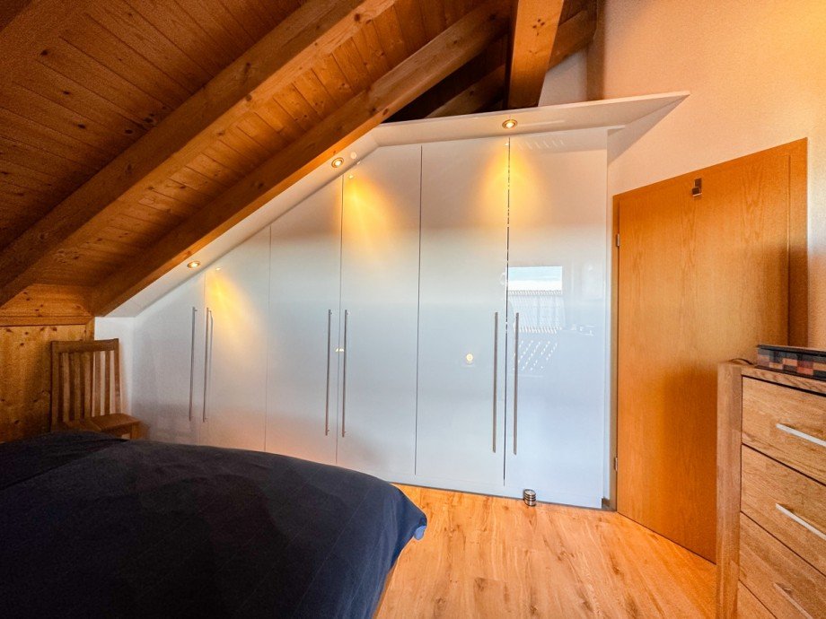 Einbauschrank im Schlafzimmer Maisonettewohnung Lindenberg im Allg�u