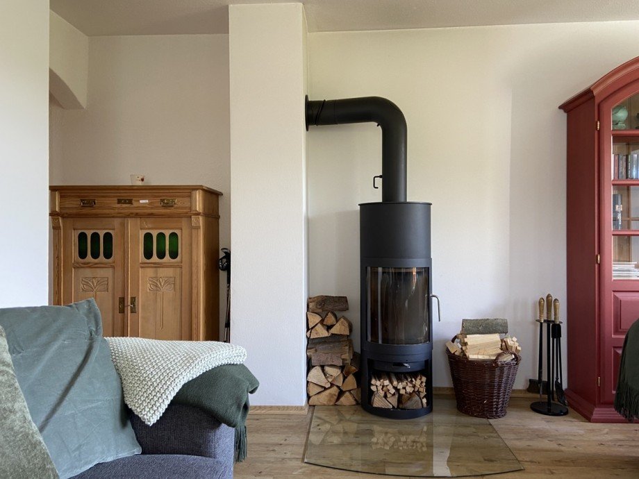 Wohnbereich mit Kamin Etagenwohnung Weiler-Simmerberg