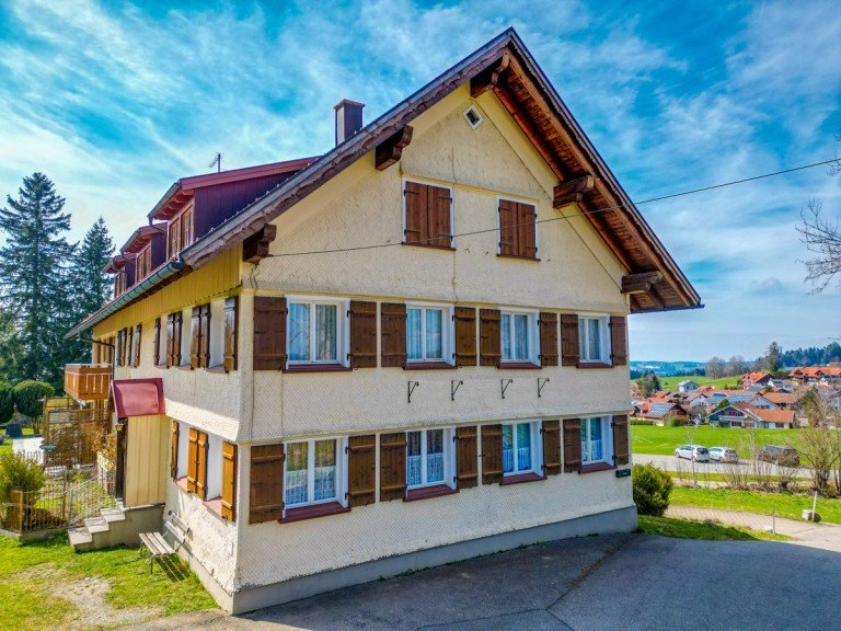Hausansicht Oberreute Bauernhaus RARIT�T ! Historische Bauernhaush�lfte in Ortsrandlage von OBERREUTE / ALLG.