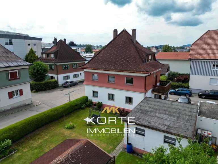 dji_fly_20250701_191104_826_1751712180021_photo Lindenberg im Allg�u Mehrfamilienhaus Kapitalanlage im Allg�u: 3-Familienhaus mit Garten, Garagen & Potenzial in gefragter Lage