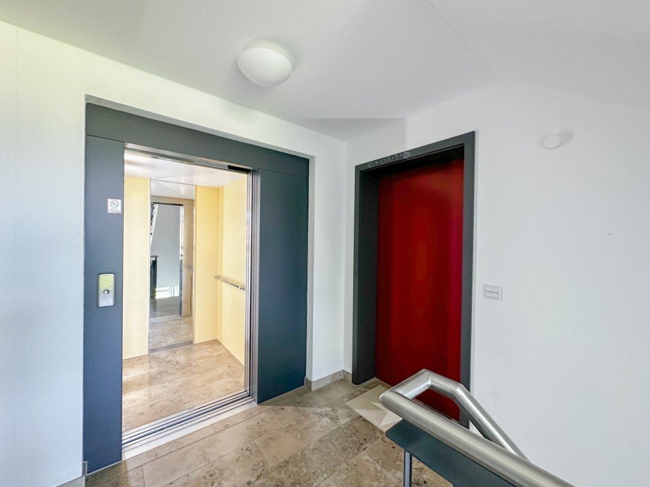Treppenhaus mit Aufzug Etagenwohnung Oberstaufen