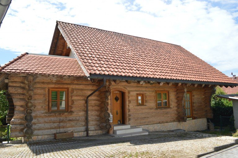  Gr�nenbach Einfamilienhaus Massives Naturstamm-Holzhausaus kanadischer Red Cedar,in Gr�nenbach im Westallg�u.