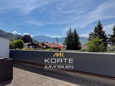 Hauptbild Penthouse-Feeling über den Dächern von Oberstaufen im Allgäu mit Hochgrat und Kirchturm Blick