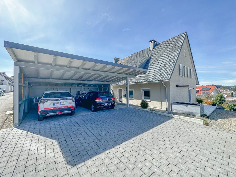 Einfahrt mit Carport Doppelhaush�lfte Lindenberg im Allg�u