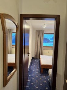 Diele Richtung Schlafzimmer TOP  LAGE 
2 Zimmer Wohnung mit S�D Terrasse 
im Bergdorf Steibis - Oberstaufen