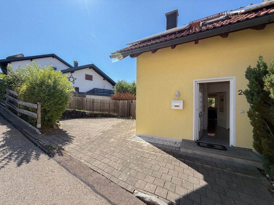 Hauseingang und Stellplatz Reihenendhaus Oberreute