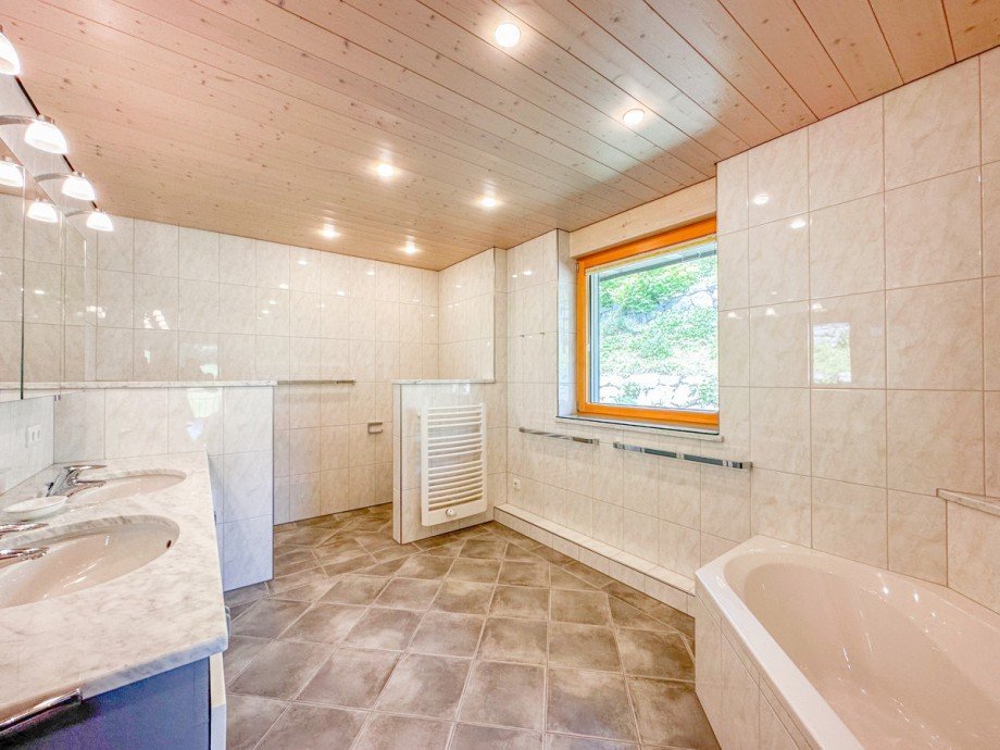 Badezimmer OG Einfamilienhaus Sulzberg
